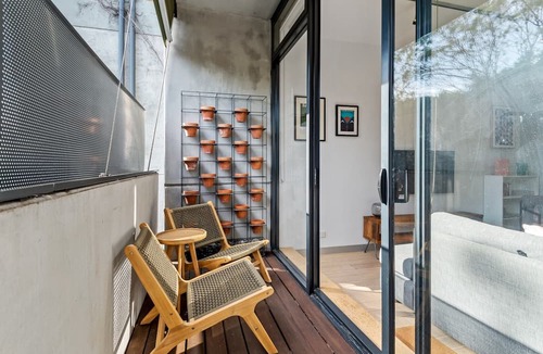 St Kilda Apartment | Chic 2-Bed Apartment in Vibrant St Kilda