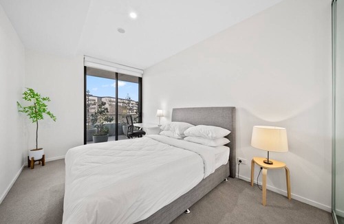 Campbell Apartment | Inner-City 2-Bed with Large Balcony, Garden & Gym