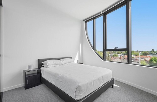 Alphington Apartment | Generous 2-Bed Apartment with Great Amenities