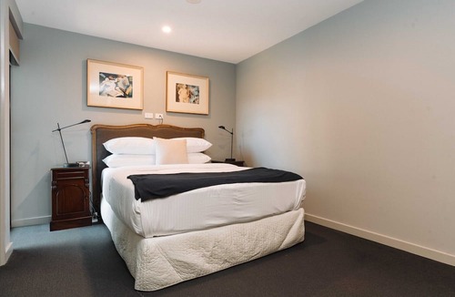 Kingston Apartment | Stunning 1-Bed Above Foreshore with Water Views