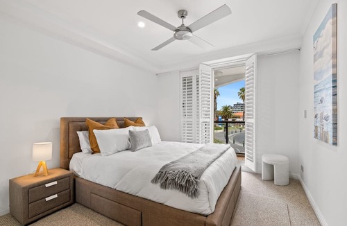 Port Melbourne Apartment | Scenic Beachside 3-bedroom with Water Views