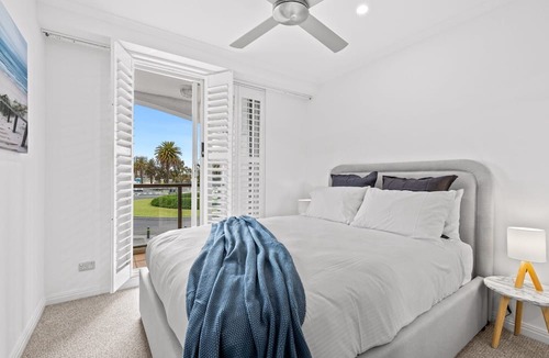 Port Melbourne Apartment | Scenic Beachside 3-bedroom with Water Views
