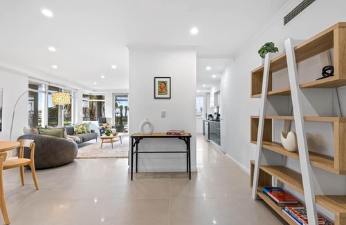 Port Melbourne Apartment | Scenic Beachside 3-bedroom with Water Views
