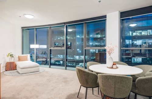 Brisbane Central Business District Apartment | Glasshouse on Felix – Luxury Brisbane City Apartment with River Views, Pool & Parking