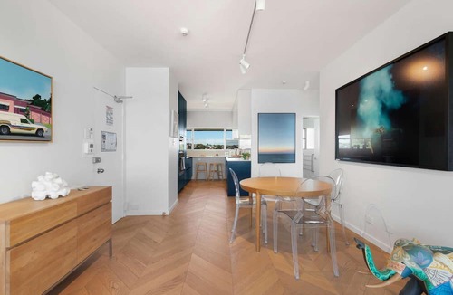 Elizabeth Bay Apartment | Elizabeth Bay View – Balcony Above the Water with Parking & Artistic Charm