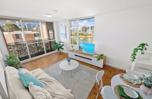 McMahons Point Apartment | Lavender Bay: Harbour & Luna Park Views