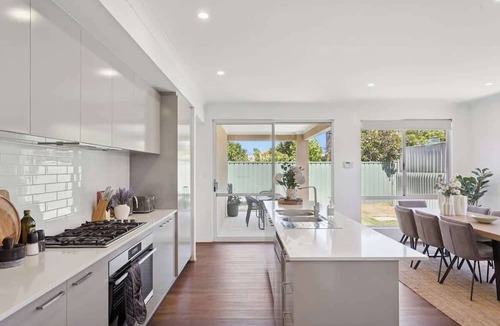 Bayswater House | Stylish Bayswater WiFi Parks Cafe Parking