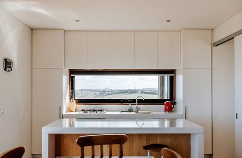 Agnes Villa | Secluded Hilltop Cabin with 360-Degree Views near Agnes Falls, Victoria