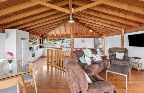 Aireys Inlet House | The Coastal Panorama - Furry Friends Welcome!