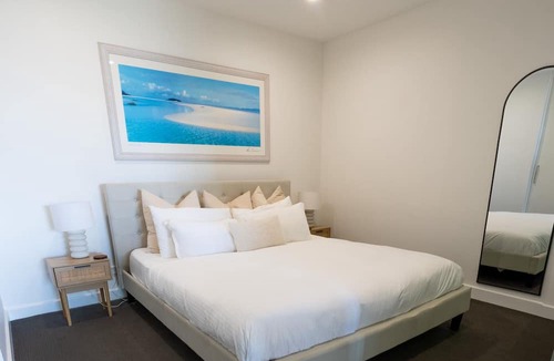 Glenelg Apartment | Pool, Gym, Spa and Sauna, Free Parking, City Views