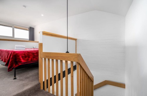 Kingston Apartment | 3BR Loft Apt 1min to Kingston Foreshore!