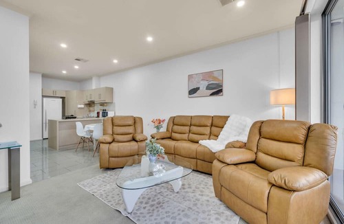 Mawson Lakes Apartment | Modern Metro | By Host Solutions