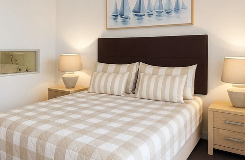 Townsville Apartment | Modern CBD Apartment in Townsville with Pool, Parking and Stadium Views