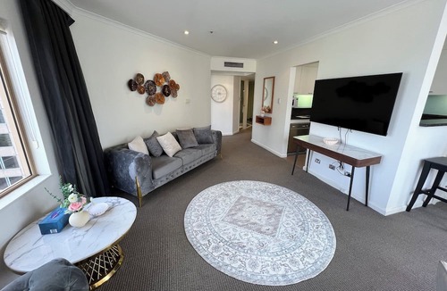 The Rocks Apartment | Fancy home with water view in the rocks