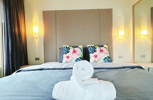 The Rocks Apartment | Fancy home with water view in the rocks