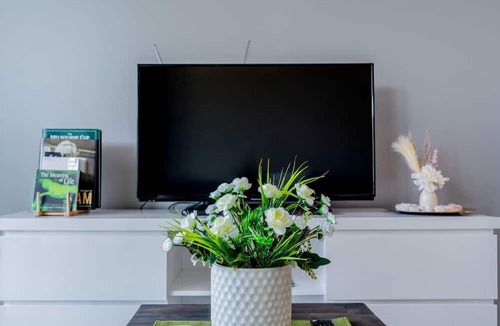Kingston Apartment | Modern studio w/t wifi & parking