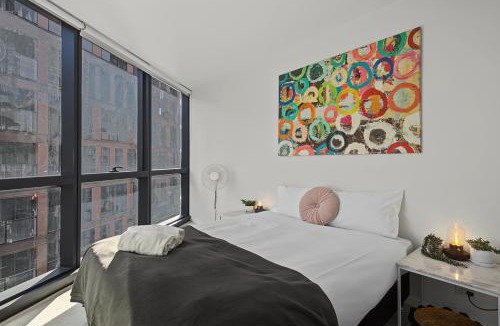 Docklands Apartment | Overlooking the River and Bay View with Pool and Gym LV2109N