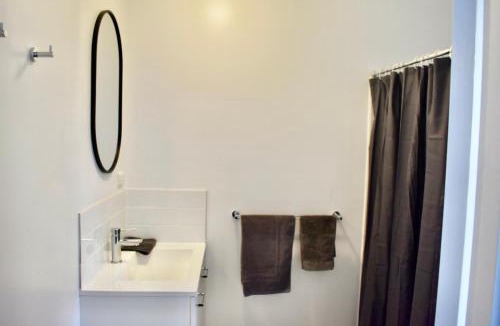Penola Cabin | Penola Coonawarra Caravan Park -One-Bedroom Deluxe Villa