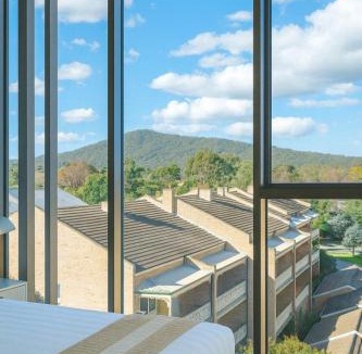 Reid Apartment | 3BRs Apt with Mountain Views | Heart of Canberra