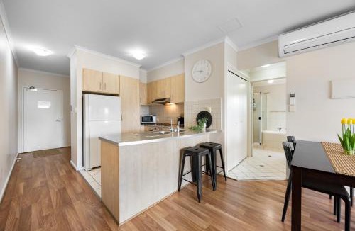 Glenelg Apartment | Colley Escape - Vibrant Life on Glenelg's Foreshore