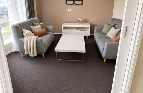 Mount Gambier House | Relaxed Mount Gambier home with backyard