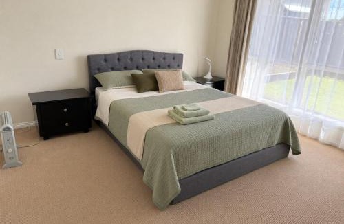 Mount Gambier House | Relaxed Mount Gambier home with backyard