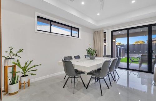 Northfield Apartment | Leeds House 4BR New Build, Alfresco, 15 Min CBD