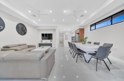 Northfield Apartment | Leeds House 4BR New Build, Alfresco, 15 Min CBD