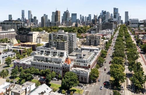East Melbourne Apartment | The Powlett - East Melbourne by Ready Set Stay