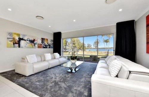 Dora Creek House | Lake Palm Resort Luxury Retreat absolute Waterfront on 3 acres at Lake Macquarie.