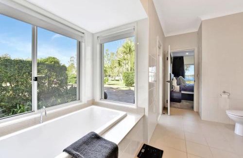 Dora Creek House | Lake Palm Resort Luxury Retreat absolute Waterfront on 3 acres at Lake Macquarie.