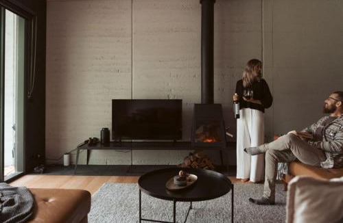Daylesford Villa | Romantic Lakefront Luxury - Spa Bath, Fireplace, King Bed