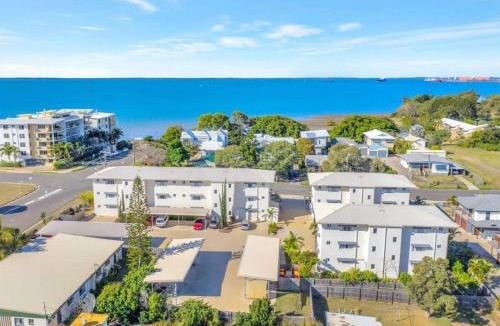 Barney Point Apartment | Modern Beach Apartment