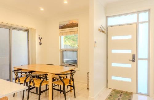 Brighton Apartment | Koala in Brighton 3BR with Sauna, Walk to Jetty, Train and close to Glenelg and CBD - Koala Stay