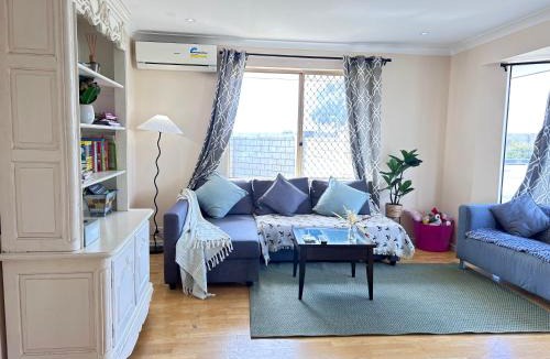 Bibra Lake House | Pet friendly home near Adventure World Fiona Murdoch