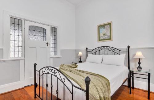 Glenelg North House | Noir Cottage Glenelg North