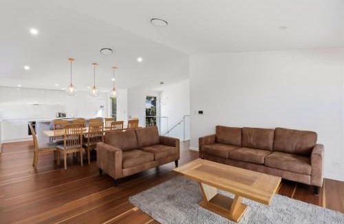 Budgewoi House | Lakeview Luxury
