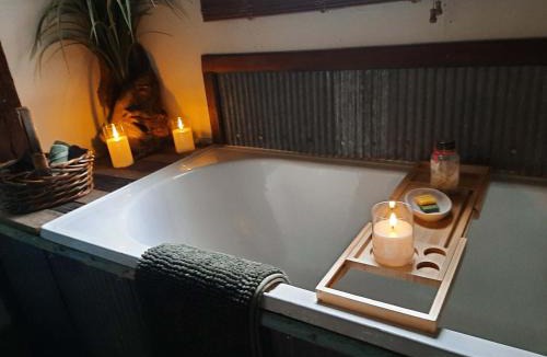 Tambo House | Rosewood Cottage -Entire 2 bedroom home with Netflix & WiFi