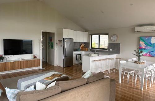 Venus Bay House | Meadow Lees - Linen, Wi-Fi, Pet Friendly