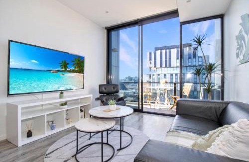 Prahran Apartment | Top-Floor Apartment with Balcony - High Street