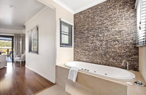 Wilyabrup House | Charlie Bravo Chalet - Escape to the Golden Triangle