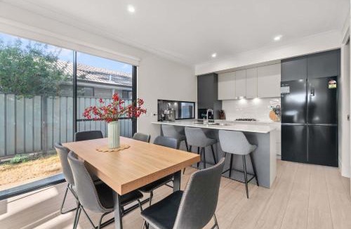 Campbelltown House | Campbelltown modern home Family Stay
