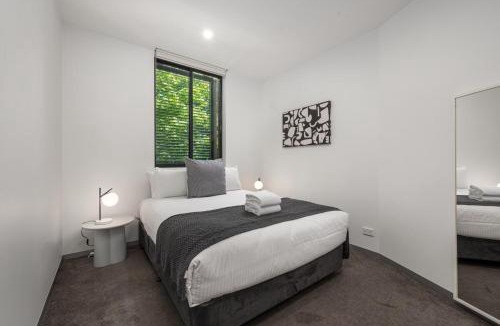 Melbourne Apartment | City Edge 2BD with Pool and Gym