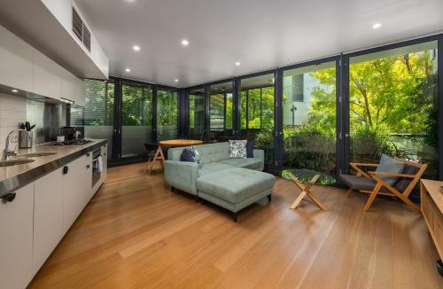 Melbourne Apartment | City Edge 2BD with Pool and Gym