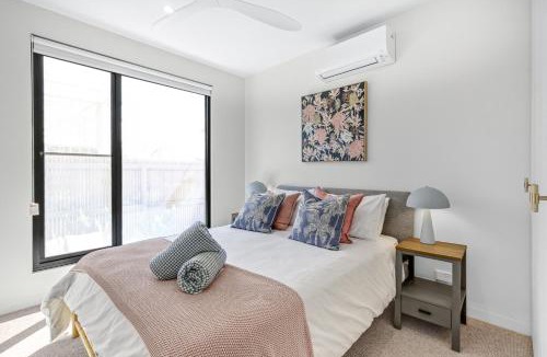 Barwon Heads Villa | Colite Luxury Barwon Heads Sleeps 8 Rooftop deck 2 minute walk to the main shops river and parks