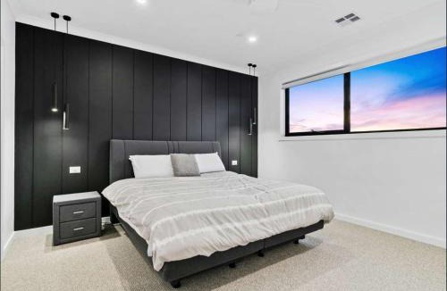Yarrawonga House | Adelphi Holiday Home - Winter Special