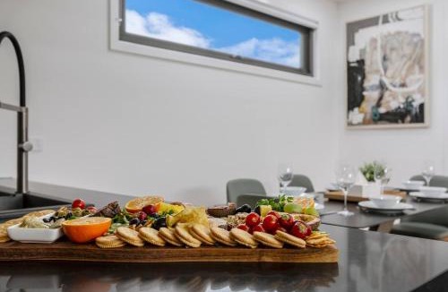 Williamstown North House | Modern 3BR Opposite Heritage Train Museum