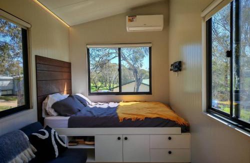 Braemar Bay House | The Frosty Trout - Lakeside Snowy Mts Tiny House