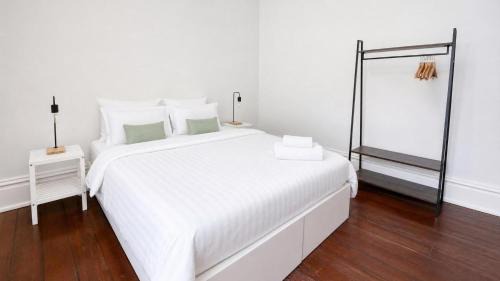 Pyrmont Apartment | Pyrmont NSW - Stylish 2 Bedroom Apartment with Balcony