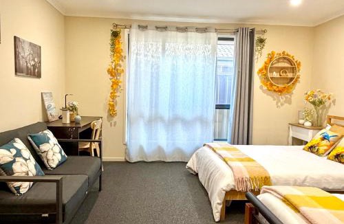 Christie Downs House | Beach&Winery Retreat with Premium King, 2Queen, 5BR 2Bath, Netflix, sleeps 12, Max 13,sofa bed upon request with extra fee
